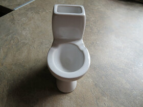 POPELNÍK porcelán.ve tvaru WC s výr. značkou - 2