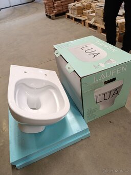 Laufen Lua - Závěsné WC, Rimless, bílá - 2