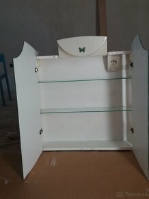 Prodám bílou koupelnovou zrcadlovou skříňku nad umyvadlo - 2