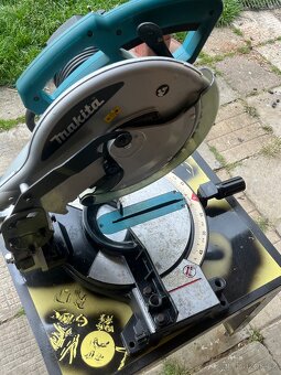 MAKITA Zkracovací a pokosová pila 255mm,1500W MLS100N - 2