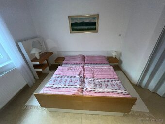 manželská postel se skříněmi a toaletním stolkem - 2