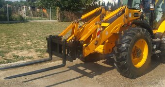 použivane vidly a rychloupinac pre traktorbager JCB - 2
