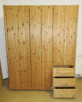 Borovicová šatní skříň s lámacími dveřmi - celomasiv - 2