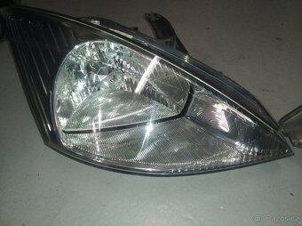 Ford Focus předni světlomety - 2