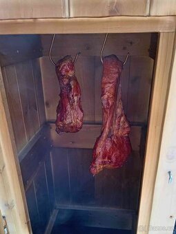 Dřevěná zahradní udírna s externím topeništěm - 2