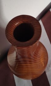 Dřevěná vyřezávaná váza - 2