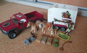 Schleich auto s přívěsem, koňmi, psem a kohoutem - 2