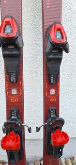 Sjezdové juniorské lyže Atomic + hůlky Leki - 2