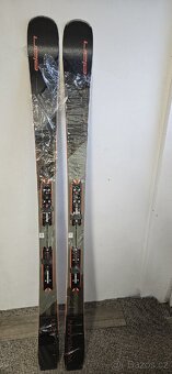 Prodám nové lyže Elan Wingman 82 TI PS + vázání - 2