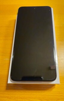 Prodám honor Smart 400 5g 128gb ,, mobil má 8gb ram a je v t - 2