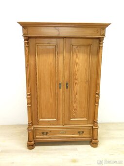 Krásná sloupová šatní skříň - 2