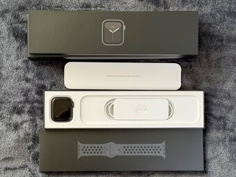 Apple Watch SE Nike Edition (44 mm) - 2