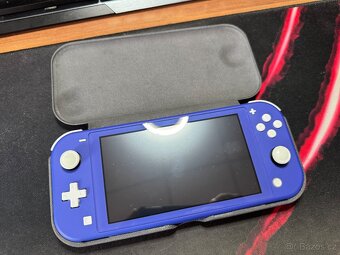 Nintendo Switch Lite Blue + originální flip cover - 2