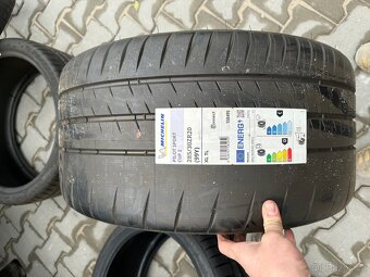 Michelin CUP 2 285/30 ZR20 - 2
