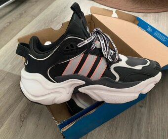 Snakery Magmur Runner z kolekce adidas Originals 37,5 - 2