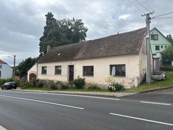 🏡 Prodej dvou rodinných domů s dvorkem a garážemi – Skočice - 2