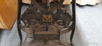 šicí stroj starý  GRITZNER.  Cena  500,-Kč. - 2