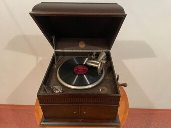 Starý gramofon na kliku - 2