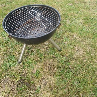 Prodám pěkný plechový zahradní gril - 2