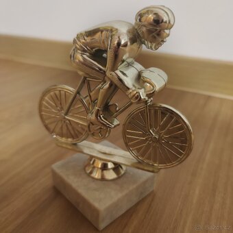 Zlatá figurka cyklisty na mramorovém podstavci - 2