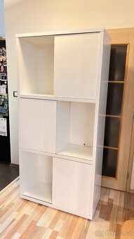 Velká bílá lesklá knihovna s posuvnými dveřmi - 2