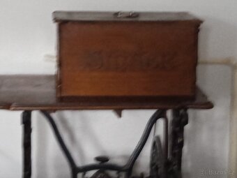 Starý šlapací šicí stroj – plně zachovalý kus - 2