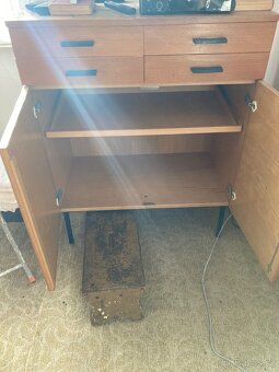 Stolek pod televizi - 2