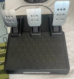 Závodní volant Thrustmaster (Force Feedback) + 3 pedály - 2