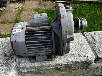 Elektromotor s převodovkou - 2
