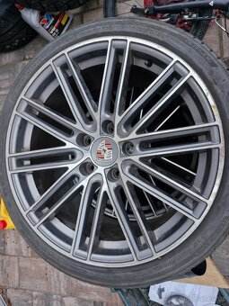 Porsche kola R20 - 2