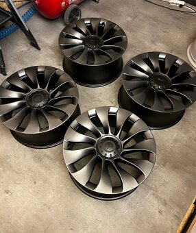 Tesla performance 20” kola 100%stav + pneu Model 3, Model Y - 2