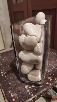 Skleněná dekorativní nádoba/váza - naplněná oblázky - 2