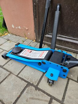 Nizkoprofilovy hydraulický zvedák 3T - 2