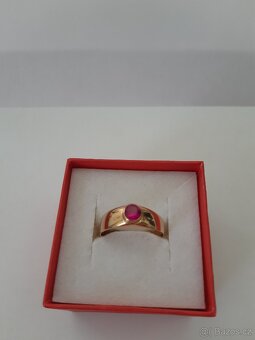 Zlatý prsten s růžovým kamínkem - 2