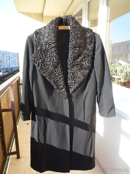 Dámský kabát s persiánovým límcem - 2