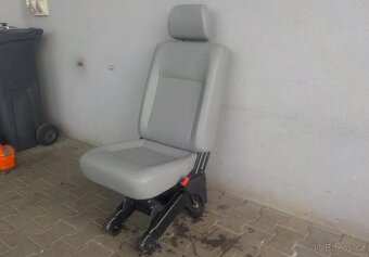 Poptávka po sklápěcím sedadle, T5 - 2