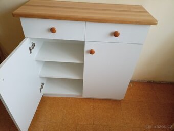 Komoda deskou z buku - 2