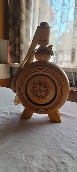 Dřevěná placatka/ soudková láhev na stojánku - 2