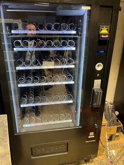 Prodám prodejní automat značky Vendo Sanden - 2
