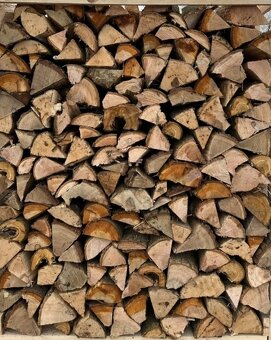 Tvrdé palivové dřevo polena. - 2