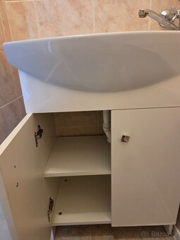 Koupelnová skříňka s umyvadlem - 2
