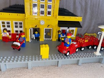 LEGO 4554 - Vlakové nádraží - 2