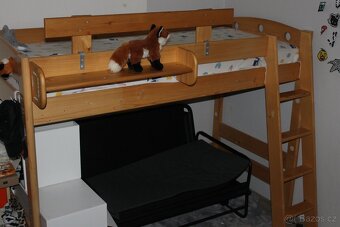 rozkládací patrová postel, horní spaní z masivu FIJA V - 2