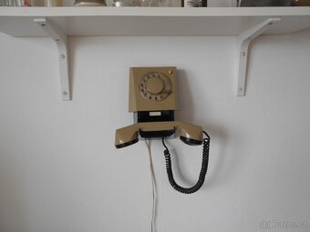 Starý telefon Tesla k zavěšení na stěnu. Rok 1981 - 2