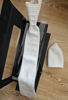 Stříbrná/bíla svatební kravata s kapesníčkem - 2