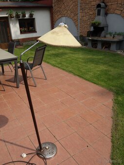 STOJACÍ LAMPA chrom a dřevo - 2