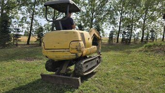 Komatsu PC10N-7 bagr - pásy - 2