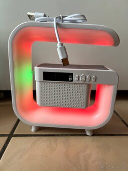 Budík s Bluetooth reproduktorem a bezdrátovým nabíjením - 2