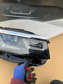 predni svetlo vw touareg 23- pravy prave - 2