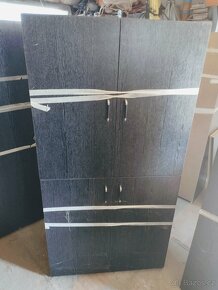 Obývací stěna s křesly a stolkem - 2